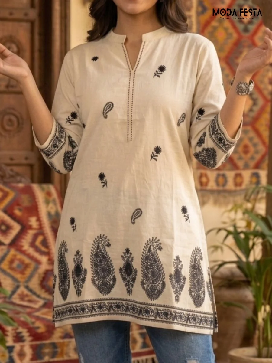 This off-white tunic features a striking black paisley print, offering a sophisticated contrast that brings a modern touch to a classic ethnic design.